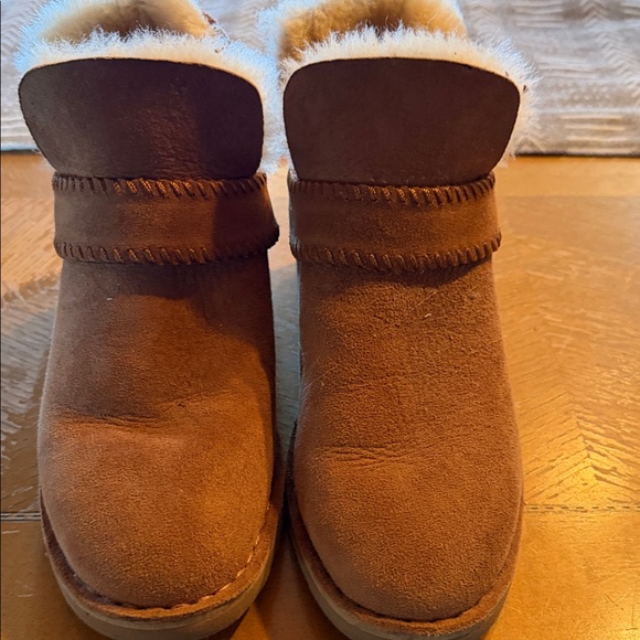 UGG Tan Women’s Ankle Booties with Shearling Lining Size 6 - Picture 3 of 7
